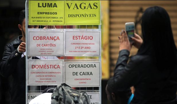 Desemprego cai para 12,8% com informalidade puxando o mercado